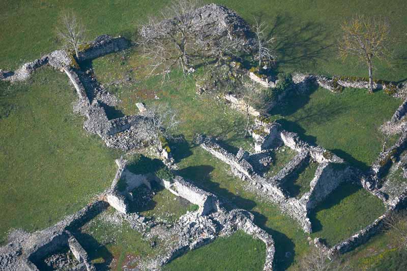 Le hameau abandonné de Barrières